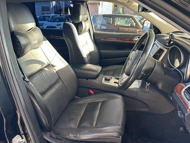 クライスラー・ジープ ジープ グランドチェロキー LTD 埼玉県 2013(平25)年 12.2万km ブリリアントブラッククリスタル リミテッドグレード/4WD/ブラックレザー/社外ナビ/フルセグ/寒冷地仕様/クルーズコントロール/Bluetooth/オートエアコン/全席シートヒーター/ステアリングヒーター/シートメモリー/盗難防止装置/純正18インチアルミホイール/ダウンヒルアシストコントロール/ルーフレール有/純正フロアマット/ETC