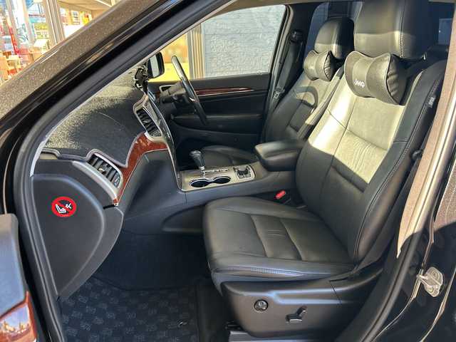 クライスラー・ジープ ジープ グランドチェロキー LTD 埼玉県 2013(平25)年 12.2万km ブリリアントブラッククリスタル リミテッドグレード/4WD/ブラックレザー/社外ナビ/フルセグ/寒冷地仕様/クルーズコントロール/Bluetooth/オートエアコン/全席シートヒーター/ステアリングヒーター/シートメモリー/盗難防止装置/純正18インチアルミホイール/ダウンヒルアシストコントロール/ルーフレール有/純正フロアマット/ETC