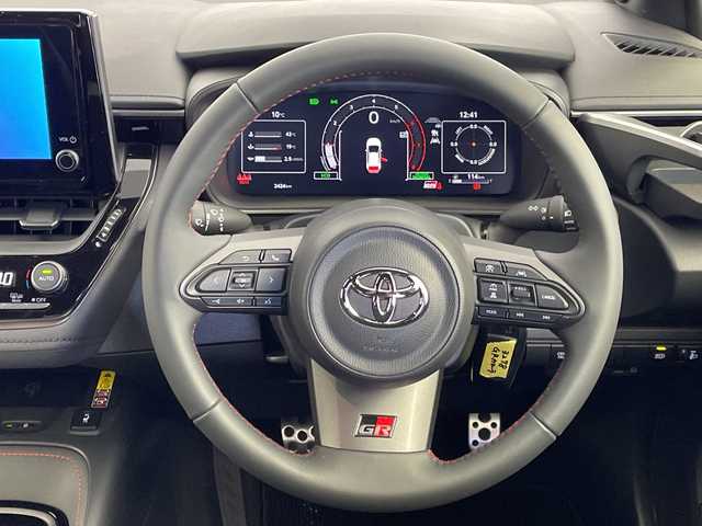 トヨタ ＧＲカローラ RZ 愛知県 2025(令7)年 0.3万km ガンＭ プレシャスメタル(1L5)/・JBLプレミアムサウンド/・ブラインドスポットモニター/・純正8型ナビ/フルセグTV/Bluetooth/AppleCarplay/・バックカメラ/・前席シートヒーター/・専用セミバケットシート/・置くだけ充電/・カーボンルーフ/・エアロダイナミクスパーツ/・3本だしマフラー/・オートLEDヘッドライト/・リアフォグライト/・ビルトインETC２．０/・BBS製18インチアルミホイール/【トヨタセーフティセンス】/・プリクラッシュセーフティ/・フロントクロストラフィックアラート（FCTA）/・レーンディパーチャーアラート（LDA）/・レーダークルーズコントロール/・オートマチックハイビーム（AHB）/・ロードサインアシスト（RSA）