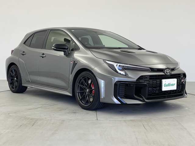 トヨタ ＧＲカローラ RZ 愛知県 2025(令7)年 0.3万km ガンＭ プレシャスメタル(1L5)/・JBLプレミアムサウンド/・ブラインドスポットモニター/・純正8型ナビ/フルセグTV/Bluetooth/AppleCarplay/・バックカメラ/・前席シートヒーター/・専用セミバケットシート/・置くだけ充電/・カーボンルーフ/・エアロダイナミクスパーツ/・3本だしマフラー/・オートLEDヘッドライト/・リアフォグライト/・ビルトインETC２．０/・BBS製18インチアルミホイール/【トヨタセーフティセンス】/・プリクラッシュセーフティ/・フロントクロストラフィックアラート（FCTA）/・レーンディパーチャーアラート（LDA）/・レーダークルーズコントロール/・オートマチックハイビーム（AHB）/・ロードサインアシスト（RSA）