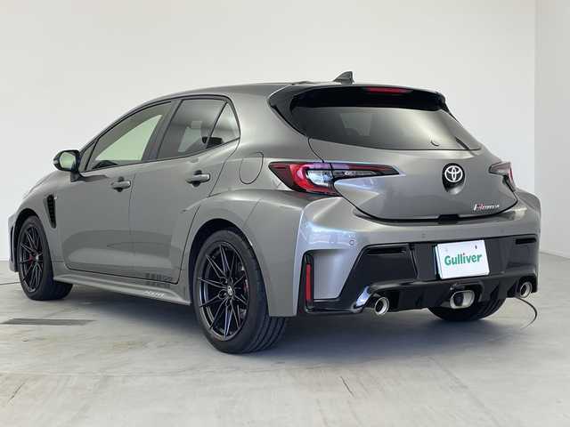 トヨタ ＧＲカローラ RZ 愛知県 2025(令7)年 0.3万km ガンＭ プレシャスメタル(1L5)/・JBLプレミアムサウンド/・ブラインドスポットモニター/・純正8型ナビ/フルセグTV/Bluetooth/AppleCarplay/・バックカメラ/・前席シートヒーター/・専用セミバケットシート/・置くだけ充電/・カーボンルーフ/・エアロダイナミクスパーツ/・3本だしマフラー/・オートLEDヘッドライト/・リアフォグライト/・ビルトインETC２．０/・BBS製18インチアルミホイール/【トヨタセーフティセンス】/・プリクラッシュセーフティ/・フロントクロストラフィックアラート（FCTA）/・レーンディパーチャーアラート（LDA）/・レーダークルーズコントロール/・オートマチックハイビーム（AHB）/・ロードサインアシスト（RSA）