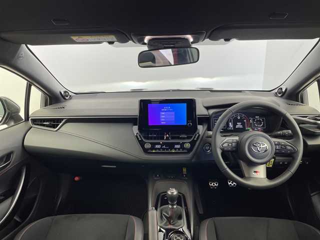 トヨタ ＧＲカローラ RZ 愛知県 2025(令7)年 0.3万km ガンＭ プレシャスメタル(1L5)/・JBLプレミアムサウンド/・ブラインドスポットモニター/・純正8型ナビ/フルセグTV/Bluetooth/AppleCarplay/・バックカメラ/・前席シートヒーター/・専用セミバケットシート/・置くだけ充電/・カーボンルーフ/・エアロダイナミクスパーツ/・3本だしマフラー/・オートLEDヘッドライト/・リアフォグライト/・ビルトインETC２．０/・BBS製18インチアルミホイール/【トヨタセーフティセンス】/・プリクラッシュセーフティ/・フロントクロストラフィックアラート（FCTA）/・レーンディパーチャーアラート（LDA）/・レーダークルーズコントロール/・オートマチックハイビーム（AHB）/・ロードサインアシスト（RSA）