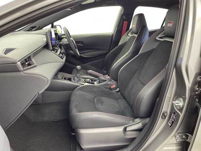 トヨタ ＧＲカローラ RZ 愛知県 2025(令7)年 0.3万km ガンＭ プレシャスメタル(1L5)/・JBLプレミアムサウンド/・ブラインドスポットモニター/・純正8型ナビ/フルセグTV/Bluetooth/AppleCarplay/・バックカメラ/・前席シートヒーター/・専用セミバケットシート/・置くだけ充電/・カーボンルーフ/・エアロダイナミクスパーツ/・3本だしマフラー/・オートLEDヘッドライト/・リアフォグライト/・ビルトインETC２．０/・BBS製18インチアルミホイール/【トヨタセーフティセンス】/・プリクラッシュセーフティ/・フロントクロストラフィックアラート（FCTA）/・レーンディパーチャーアラート（LDA）/・レーダークルーズコントロール/・オートマチックハイビーム（AHB）/・ロードサインアシスト（RSA）