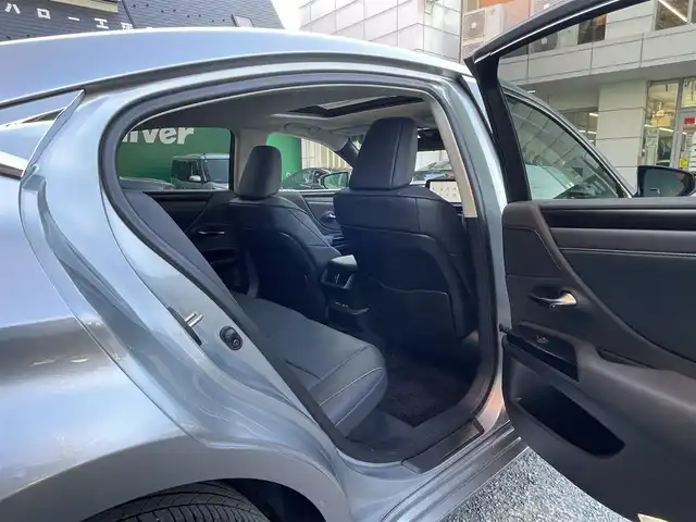 レクサス ＥＳ 300h 東京都 2023(令5)年 2万km ガンＭ ワンオーナー/三眼フルLEDヘッドランプセット/・三眼フルLEDヘッドランプ/・ヘッドランプクリーナー/・アダプティブハイビームシステム/アクセサリーコンセント/純正ディスプレイオーディオ/(コネクティッドナビ/プレミアムサウンドシステム)/セーフティーシステムプラス/・プリクラッシュセーフティー/・レーントレーシングアシスト/・オートハイビーム/・レーダークルーズコントロール/ブラインドスポットモニター/前後方ドライブレコーダー(TZDR-210)/パーキングサポートブレーキ/パドルシフト/ステアリングヒーター/シートヒーター(運転席＆助手席)/パワーシート(運転席＆助手席)/メモリーシート(運転席)/保証書/取扱説明書/スペアキー×2