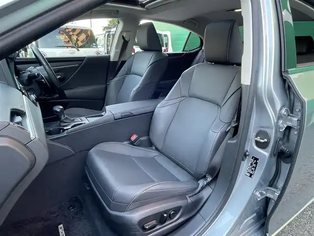 レクサス ＥＳ 300h 東京都 2023(令5)年 2万km ガンＭ ワンオーナー/三眼フルLEDヘッドランプセット/・三眼フルLEDヘッドランプ/・ヘッドランプクリーナー/・アダプティブハイビームシステム/アクセサリーコンセント/純正ディスプレイオーディオ/(コネクティッドナビ/プレミアムサウンドシステム)/セーフティーシステムプラス/・プリクラッシュセーフティー/・レーントレーシングアシスト/・オートハイビーム/・レーダークルーズコントロール/ブラインドスポットモニター/前後方ドライブレコーダー(TZDR-210)/パーキングサポートブレーキ/パドルシフト/ステアリングヒーター/シートヒーター(運転席＆助手席)/パワーシート(運転席＆助手席)/メモリーシート(運転席)/保証書/取扱説明書/スペアキー×2