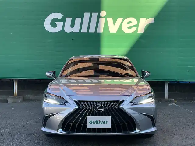 レクサス ＥＳ 300h 東京都 2023(令5)年 2万km ガンＭ ワンオーナー/三眼フルLEDヘッドランプセット/・三眼フルLEDヘッドランプ/・ヘッドランプクリーナー/・アダプティブハイビームシステム/アクセサリーコンセント/純正ディスプレイオーディオ/(コネクティッドナビ/プレミアムサウンドシステム)/セーフティーシステムプラス/・プリクラッシュセーフティー/・レーントレーシングアシスト/・オートハイビーム/・レーダークルーズコントロール/ブラインドスポットモニター/前後方ドライブレコーダー(TZDR-210)/パーキングサポートブレーキ/パドルシフト/ステアリングヒーター/シートヒーター(運転席＆助手席)/パワーシート(運転席＆助手席)/メモリーシート(運転席)/保証書/取扱説明書/スペアキー×2