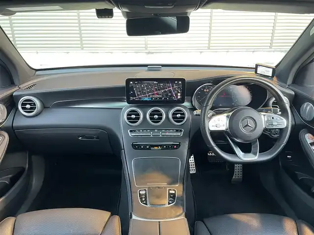 メルセデス・ベンツ ＧＬＣ３００ 4マチック AMGライン 大阪府 2021(令3)年 3.5万km ダイヤモンドホワイト パノラミックスライディングルーフ/レザーエクスクルーシブパッケージ/・本革シート/エナジャイジングパッケージ/シートベンチレーター/・マルチコントロールシートバック/リラクゼーション機能/・Burmesterサウンド/ヘッドアップディスプレイ/・エアーバランスパッケージ(空気洗浄/パヒュームアドバイザー)/AMGライン/ボディーカラー:ダイヤモンドホワイト/純正20インチアルミホイール/ルーフレール/サイドステップ（ランニングボード）/純正HDDナビ/・AM/FM/BT/フルセグ/ApplecarPlay/360°カメラ/電動リアゲート/パワーシート/メモリシート/全席シートヒーター/アンビエントライト64色/レーダーセーフティーパッケージ/・アクティブディスタントアシストディストロニック/アクティブステアリングアシスト/アクティブレーンチェンジアシスト/アクティブエマージェンシーストップアシスト/ブラインドスポット/リアクロストラフィックアラートEtc./LEDハイパフォーマンスヘッドライト/アダプティブハイビームアシスト＋/LEDコーナリングライト/純正前後ドライブレコーダー/ETC2.0/保証書/取扱説明書/スペアキー