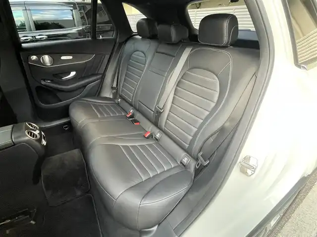 メルセデス・ベンツ ＧＬＣ３００ 4マチック AMGライン 大阪府 2021(令3)年 3.5万km ダイヤモンドホワイト パノラミックスライディングルーフ/レザーエクスクルーシブパッケージ/・本革シート/エナジャイジングパッケージ/シートベンチレーター/・マルチコントロールシートバック/リラクゼーション機能/・Burmesterサウンド/ヘッドアップディスプレイ/・エアーバランスパッケージ(空気洗浄/パヒュームアドバイザー)/AMGライン/ボディーカラー:ダイヤモンドホワイト/純正20インチアルミホイール/ルーフレール/サイドステップ（ランニングボード）/純正HDDナビ/・AM/FM/BT/フルセグ/ApplecarPlay/360°カメラ/電動リアゲート/パワーシート/メモリシート/全席シートヒーター/アンビエントライト64色/レーダーセーフティーパッケージ/・アクティブディスタントアシストディストロニック/アクティブステアリングアシスト/アクティブレーンチェンジアシスト/アクティブエマージェンシーストップアシスト/ブラインドスポット/リアクロストラフィックアラートEtc./LEDハイパフォーマンスヘッドライト/アダプティブハイビームアシスト＋/LEDコーナリングライト/純正前後ドライブレコーダー/ETC2.0/保証書/取扱説明書/スペアキー