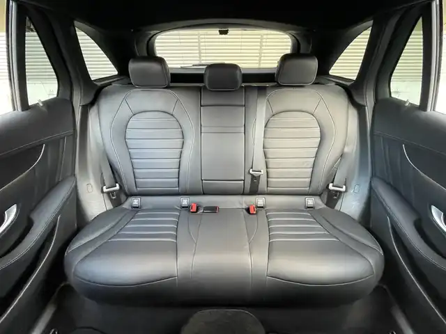 メルセデス・ベンツ ＧＬＣ３００ 4マチック AMGライン 大阪府 2021(令3)年 3.5万km ダイヤモンドホワイト パノラミックスライディングルーフ/レザーエクスクルーシブパッケージ/・本革シート/エナジャイジングパッケージ/シートベンチレーター/・マルチコントロールシートバック/リラクゼーション機能/・Burmesterサウンド/ヘッドアップディスプレイ/・エアーバランスパッケージ(空気洗浄/パヒュームアドバイザー)/AMGライン/ボディーカラー:ダイヤモンドホワイト/純正20インチアルミホイール/ルーフレール/サイドステップ（ランニングボード）/純正HDDナビ/・AM/FM/BT/フルセグ/ApplecarPlay/360°カメラ/電動リアゲート/パワーシート/メモリシート/全席シートヒーター/アンビエントライト64色/レーダーセーフティーパッケージ/・アクティブディスタントアシストディストロニック/アクティブステアリングアシスト/アクティブレーンチェンジアシスト/アクティブエマージェンシーストップアシスト/ブラインドスポット/リアクロストラフィックアラートEtc./LEDハイパフォーマンスヘッドライト/アダプティブハイビームアシスト＋/LEDコーナリングライト/純正前後ドライブレコーダー/ETC2.0/保証書/取扱説明書/スペアキー