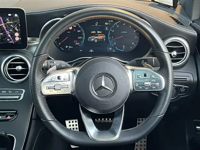 メルセデス・ベンツ ＧＬＣ３００ 4マチック AMGライン 大阪府 2021(令3)年 3.5万km ダイヤモンドホワイト パノラミックスライディングルーフ/レザーエクスクルーシブパッケージ/・本革シート/エナジャイジングパッケージ/シートベンチレーター/・マルチコントロールシートバック/リラクゼーション機能/・Burmesterサウンド/ヘッドアップディスプレイ/・エアーバランスパッケージ(空気洗浄/パヒュームアドバイザー)/AMGライン/ボディーカラー:ダイヤモンドホワイト/純正20インチアルミホイール/ルーフレール/サイドステップ（ランニングボード）/純正HDDナビ/・AM/FM/BT/フルセグ/ApplecarPlay/360°カメラ/電動リアゲート/パワーシート/メモリシート/全席シートヒーター/アンビエントライト64色/レーダーセーフティーパッケージ/・アクティブディスタントアシストディストロニック/アクティブステアリングアシスト/アクティブレーンチェンジアシスト/アクティブエマージェンシーストップアシスト/ブラインドスポット/リアクロストラフィックアラートEtc./LEDハイパフォーマンスヘッドライト/アダプティブハイビームアシスト＋/LEDコーナリングライト/純正前後ドライブレコーダー/ETC2.0/保証書/取扱説明書/スペアキー