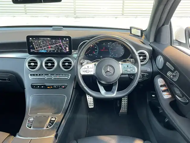 メルセデス・ベンツ ＧＬＣ３００ 4マチック AMGライン 大阪府 2021(令3)年 3.5万km ダイヤモンドホワイト パノラミックスライディングルーフ/レザーエクスクルーシブパッケージ/・本革シート/エナジャイジングパッケージ/シートベンチレーター/・マルチコントロールシートバック/リラクゼーション機能/・Burmesterサウンド/ヘッドアップディスプレイ/・エアーバランスパッケージ(空気洗浄/パヒュームアドバイザー)/AMGライン/ボディーカラー:ダイヤモンドホワイト/純正20インチアルミホイール/ルーフレール/サイドステップ（ランニングボード）/純正HDDナビ/・AM/FM/BT/フルセグ/ApplecarPlay/360°カメラ/電動リアゲート/パワーシート/メモリシート/全席シートヒーター/アンビエントライト64色/レーダーセーフティーパッケージ/・アクティブディスタントアシストディストロニック/アクティブステアリングアシスト/アクティブレーンチェンジアシスト/アクティブエマージェンシーストップアシスト/ブラインドスポット/リアクロストラフィックアラートEtc./LEDハイパフォーマンスヘッドライト/アダプティブハイビームアシスト＋/LEDコーナリングライト/純正前後ドライブレコーダー/ETC2.0/保証書/取扱説明書/スペアキー