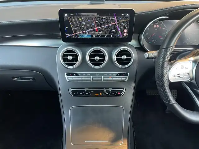 メルセデス・ベンツ ＧＬＣ３００ 4マチック AMGライン 大阪府 2021(令3)年 3.5万km ダイヤモンドホワイト パノラミックスライディングルーフ/レザーエクスクルーシブパッケージ/・本革シート/エナジャイジングパッケージ/シートベンチレーター/・マルチコントロールシートバック/リラクゼーション機能/・Burmesterサウンド/ヘッドアップディスプレイ/・エアーバランスパッケージ(空気洗浄/パヒュームアドバイザー)/AMGライン/ボディーカラー:ダイヤモンドホワイト/純正20インチアルミホイール/ルーフレール/サイドステップ（ランニングボード）/純正HDDナビ/・AM/FM/BT/フルセグ/ApplecarPlay/360°カメラ/電動リアゲート/パワーシート/メモリシート/全席シートヒーター/アンビエントライト64色/レーダーセーフティーパッケージ/・アクティブディスタントアシストディストロニック/アクティブステアリングアシスト/アクティブレーンチェンジアシスト/アクティブエマージェンシーストップアシスト/ブラインドスポット/リアクロストラフィックアラートEtc./LEDハイパフォーマンスヘッドライト/アダプティブハイビームアシスト＋/LEDコーナリングライト/純正前後ドライブレコーダー/ETC2.0/保証書/取扱説明書/スペアキー