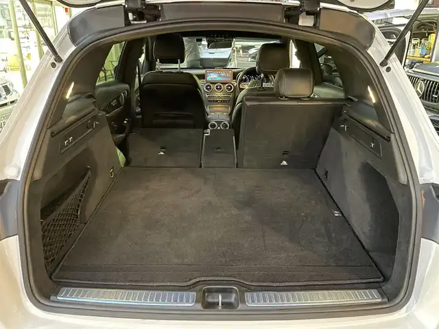メルセデス・ベンツ ＧＬＣ３００ 4マチック AMGライン 大阪府 2021(令3)年 3.5万km ダイヤモンドホワイト パノラミックスライディングルーフ/レザーエクスクルーシブパッケージ/・本革シート/エナジャイジングパッケージ/シートベンチレーター/・マルチコントロールシートバック/リラクゼーション機能/・Burmesterサウンド/ヘッドアップディスプレイ/・エアーバランスパッケージ(空気洗浄/パヒュームアドバイザー)/AMGライン/ボディーカラー:ダイヤモンドホワイト/純正20インチアルミホイール/ルーフレール/サイドステップ（ランニングボード）/純正HDDナビ/・AM/FM/BT/フルセグ/ApplecarPlay/360°カメラ/電動リアゲート/パワーシート/メモリシート/全席シートヒーター/アンビエントライト64色/レーダーセーフティーパッケージ/・アクティブディスタントアシストディストロニック/アクティブステアリングアシスト/アクティブレーンチェンジアシスト/アクティブエマージェンシーストップアシスト/ブラインドスポット/リアクロストラフィックアラートEtc./LEDハイパフォーマンスヘッドライト/アダプティブハイビームアシスト＋/LEDコーナリングライト/純正前後ドライブレコーダー/ETC2.0/保証書/取扱説明書/スペアキー
