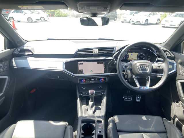 アウディ Ｑ３ SB 35TFSI Sライン 岡山県 2023(令5)年 2.5万km グレイシアホワイトメタリック MMIナビゲーション/サラウンドビューカメラ/LEDヘッドライト/デイタイムランニングライト/LEDリアコンビネーションライト//ダイナミックターンインディケーター/アーティフィシャルレザーS lineロゴスポーツシート/バーチャルコックピット/アンビエントライティング/アウディパーキングシステム/エレクトロメカニカルパーキングブレーキ/コンビニエンス&アシスタンスパッケージ/・シートヒーター (フロント)/・シート電動調整機能 (フロント)/・ランバーサポート 4ウェイ (フロント)/・ステアリングホイール 3スポークレザーマルチファンクションパドルシフト/・オートマチックテールゲート/・アウディホールドアシスト/・アダプティブクルーズアシスト/・ハイビームアシスト/・アウディサイドアシスト/・エマージェンシーアシスト/・リヤクロストラフィックアシスト/プラスパッケージ/・パーシャルレザー/・マルチカラーアンビエントライティング/・アルミホイール 20スポークVデザイン グラファイトグレー 7J×19＋235/50R19タイヤ/・リヤシートUSB