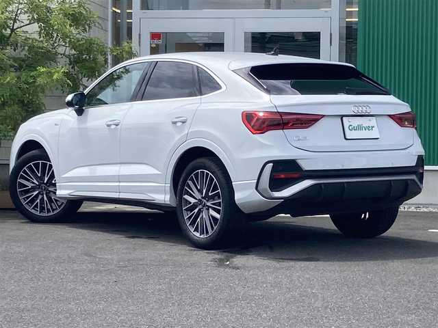 アウディ Ｑ３ SB 35TFSI Sライン 岡山県 2023(令5)年 2.5万km グレイシアホワイトメタリック MMIナビゲーション/サラウンドビューカメラ/LEDヘッドライト/デイタイムランニングライト/LEDリアコンビネーションライト//ダイナミックターンインディケーター/アーティフィシャルレザーS lineロゴスポーツシート/バーチャルコックピット/アンビエントライティング/アウディパーキングシステム/エレクトロメカニカルパーキングブレーキ/コンビニエンス&アシスタンスパッケージ/・シートヒーター (フロント)/・シート電動調整機能 (フロント)/・ランバーサポート 4ウェイ (フロント)/・ステアリングホイール 3スポークレザーマルチファンクションパドルシフト/・オートマチックテールゲート/・アウディホールドアシスト/・アダプティブクルーズアシスト/・ハイビームアシスト/・アウディサイドアシスト/・エマージェンシーアシスト/・リヤクロストラフィックアシスト/プラスパッケージ/・パーシャルレザー/・マルチカラーアンビエントライティング/・アルミホイール 20スポークVデザイン グラファイトグレー 7J×19＋235/50R19タイヤ/・リヤシートUSB