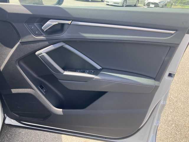 アウディ Ｑ３ SB 35TFSI Sライン 岡山県 2023(令5)年 2.5万km グレイシアホワイトメタリック MMIナビゲーション/サラウンドビューカメラ/LEDヘッドライト/デイタイムランニングライト/LEDリアコンビネーションライト//ダイナミックターンインディケーター/アーティフィシャルレザーS lineロゴスポーツシート/バーチャルコックピット/アンビエントライティング/アウディパーキングシステム/エレクトロメカニカルパーキングブレーキ/コンビニエンス&アシスタンスパッケージ/・シートヒーター (フロント)/・シート電動調整機能 (フロント)/・ランバーサポート 4ウェイ (フロント)/・ステアリングホイール 3スポークレザーマルチファンクションパドルシフト/・オートマチックテールゲート/・アウディホールドアシスト/・アダプティブクルーズアシスト/・ハイビームアシスト/・アウディサイドアシスト/・エマージェンシーアシスト/・リヤクロストラフィックアシスト/プラスパッケージ/・パーシャルレザー/・マルチカラーアンビエントライティング/・アルミホイール 20スポークVデザイン グラファイトグレー 7J×19＋235/50R19タイヤ/・リヤシートUSB