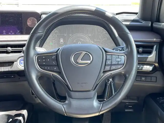レクサス ＵＸ 250h 岩手県 2019(平31)年 8.7万km ソニックチタニウム ナビ　ヘッドアップディスプレイ　バックＣ　フルセグ　ＤＶＤ再生　ＥＴＣ２．０　レーダークルーズ　オートＬＥＤライト　フォグランプ　純正１８ＡＷ　全席ＵＳＢポート　電動パーキングブレーキ　スペアキー