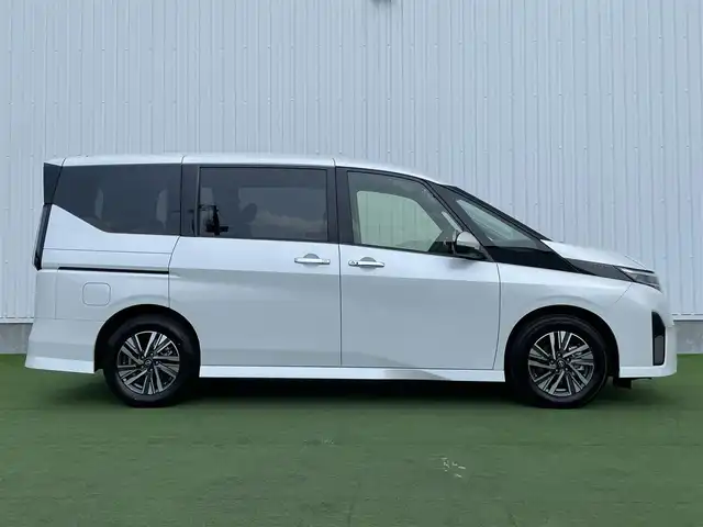 日産 セレナ ハイウェイスター V 香川県 2024(令6)年 1.1万km プリズムホワイト プロパイロット/クルーズコントロール/ブラインドスポットモニター/オートホールド/両側パワースライドドア/バックカメラ/純正ナビ/純正フロアマット/純正アルミホイール16インチ/Bluetooth/ETC/パワーウィンドウ/オートエアコン/プッシュスタート/スマートキー