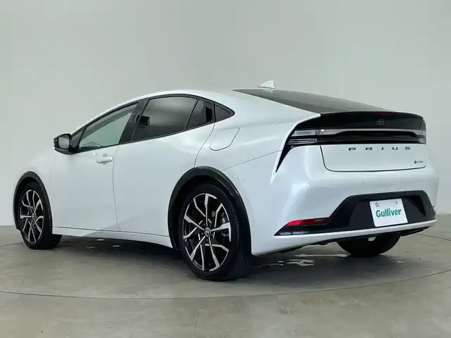 トヨタ プリウス Z 鹿児島県 2023(令5)年 2.4万km プラチナホワイトパールマイカ プラグインハイブリッド車/純正12.3インチディスプレイオーディオ/・コネクテッドナビ/・フルセグテレビ/・Bluetooth接続/・USB入力(動画・音楽再生・給電)/アラウンドビューモニター/デジタルインナーミラー/ETC2.0/ドライブレコーダー/スマートキー/プッシュスタート/パワーシート/パワーバックドア/運転席シートポジションメモリー/合成皮革シート/ワイヤレス充電器/充電ケーブル/Toyota Safety Sense/・プリクラッシュセーフティ/・緊急時操舵支援/・フロントクロストラフィックアラート/・レーンチェンジアシスト/・レーントレーシングアシスト/・レーダークルーズコントロール(全車走追従機能付)/・アダプティブハイビームシステム/・ロードサインアシスト/・ドライバー異常時対応システム/・プロアクティブドライビングアシスト/・発進遅れ告知機能/パーキングサポートブレーキ/ブラインドスポットモニター
