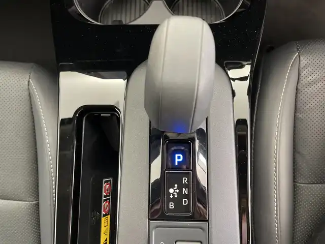 トヨタ プリウス Z 鹿児島県 2023(令5)年 2.4万km プラチナホワイトパールマイカ プラグインハイブリッド車/純正12.3インチディスプレイオーディオ/・コネクテッドナビ/・フルセグテレビ/・Bluetooth接続/・USB入力(動画・音楽再生・給電)/アラウンドビューモニター/デジタルインナーミラー/ETC2.0/ドライブレコーダー/スマートキー/プッシュスタート/パワーシート/パワーバックドア/運転席シートポジションメモリー/合成皮革シート/ワイヤレス充電器/充電ケーブル/Toyota Safety Sense/・プリクラッシュセーフティ/・緊急時操舵支援/・フロントクロストラフィックアラート/・レーンチェンジアシスト/・レーントレーシングアシスト/・レーダークルーズコントロール(全車走追従機能付)/・アダプティブハイビームシステム/・ロードサインアシスト/・ドライバー異常時対応システム/・プロアクティブドライビングアシスト/・発進遅れ告知機能/パーキングサポートブレーキ/ブラインドスポットモニター