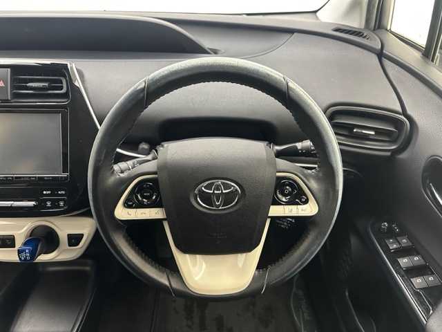 トヨタ プリウス Sセーフティプラス 兵庫県 2016(平28)年 5.6万km ホワイトパールクリスタルシャイン 純正SDナビ(CD/DVD/Bluetooth/フルセグ)/バックカメラ/前後ドライブレコーダー/追従型クルーズコントロール/前後コーナーセンサー/LEDヘッドライト/オートライト/オートマチックハイビーム/ETC2.0/純正フロアマット/ドアバイザー/レーンキープアシスト/スマートキー