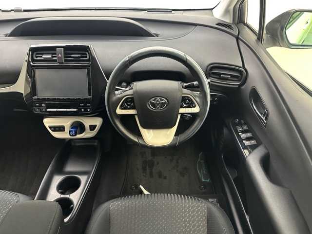 トヨタ プリウス Sセーフティプラス 兵庫県 2016(平28)年 5.6万km ホワイトパールクリスタルシャイン 純正SDナビ(CD/DVD/Bluetooth/フルセグ)/バックカメラ/前後ドライブレコーダー/追従型クルーズコントロール/前後コーナーセンサー/LEDヘッドライト/オートライト/オートマチックハイビーム/ETC2.0/純正フロアマット/ドアバイザー/レーンキープアシスト/スマートキー