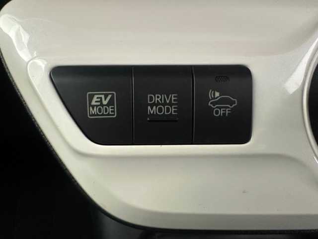 トヨタ プリウス Sセーフティプラス 兵庫県 2016(平28)年 5.6万km ホワイトパールクリスタルシャイン 純正SDナビ(CD/DVD/Bluetooth/フルセグ)/バックカメラ/前後ドライブレコーダー/追従型クルーズコントロール/前後コーナーセンサー/LEDヘッドライト/オートライト/オートマチックハイビーム/ETC2.0/純正フロアマット/ドアバイザー/レーンキープアシスト/スマートキー