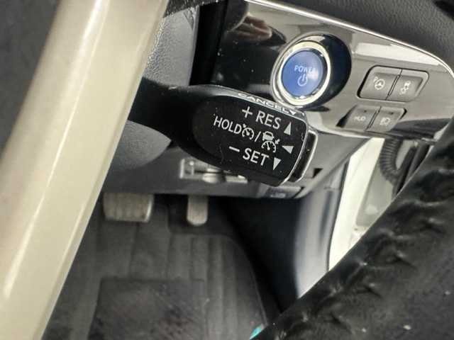 トヨタ プリウス Sセーフティプラス 兵庫県 2016(平28)年 5.6万km ホワイトパールクリスタルシャイン 純正SDナビ(CD/DVD/Bluetooth/フルセグ)/バックカメラ/前後ドライブレコーダー/追従型クルーズコントロール/前後コーナーセンサー/LEDヘッドライト/オートライト/オートマチックハイビーム/ETC2.0/純正フロアマット/ドアバイザー/レーンキープアシスト/スマートキー