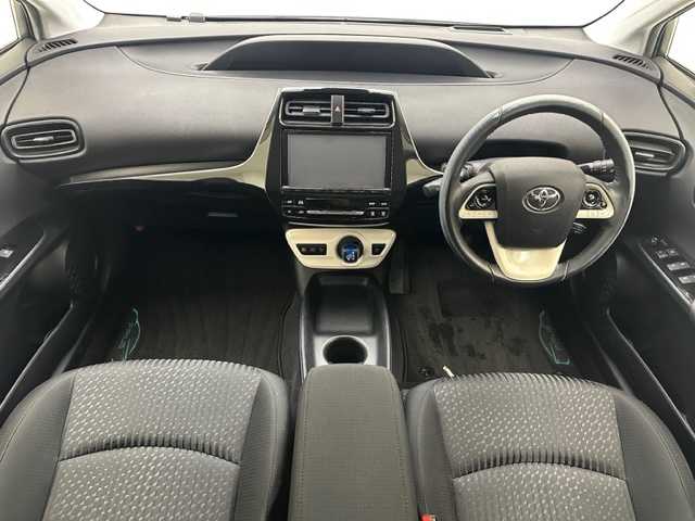 トヨタ プリウス Sセーフティプラス 兵庫県 2016(平28)年 5.6万km ホワイトパールクリスタルシャイン 純正SDナビ(CD/DVD/Bluetooth/フルセグ)/バックカメラ/前後ドライブレコーダー/追従型クルーズコントロール/前後コーナーセンサー/LEDヘッドライト/オートライト/オートマチックハイビーム/ETC2.0/純正フロアマット/ドアバイザー/レーンキープアシスト/スマートキー