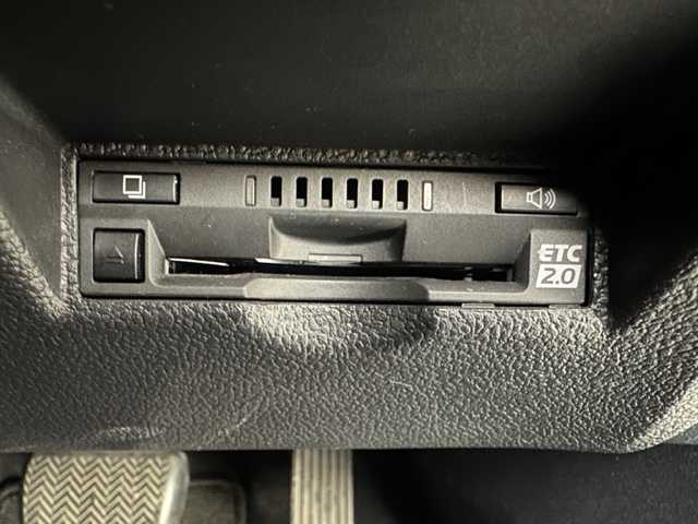 トヨタ プリウス Sセーフティプラス 兵庫県 2016(平28)年 5.6万km ホワイトパールクリスタルシャイン 純正SDナビ(CD/DVD/Bluetooth/フルセグ)/バックカメラ/前後ドライブレコーダー/追従型クルーズコントロール/前後コーナーセンサー/LEDヘッドライト/オートライト/オートマチックハイビーム/ETC2.0/純正フロアマット/ドアバイザー/レーンキープアシスト/スマートキー