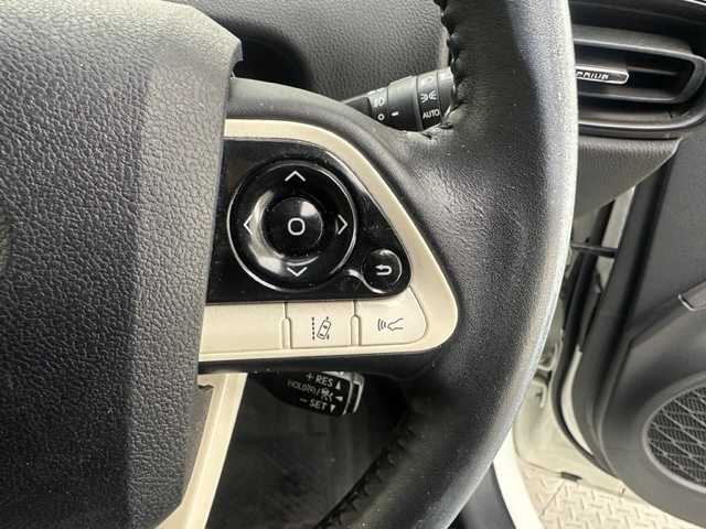 トヨタ プリウス Sセーフティプラス 兵庫県 2016(平28)年 5.6万km ホワイトパールクリスタルシャイン 純正SDナビ(CD/DVD/Bluetooth/フルセグ)/バックカメラ/前後ドライブレコーダー/追従型クルーズコントロール/前後コーナーセンサー/LEDヘッドライト/オートライト/オートマチックハイビーム/ETC2.0/純正フロアマット/ドアバイザー/レーンキープアシスト/スマートキー