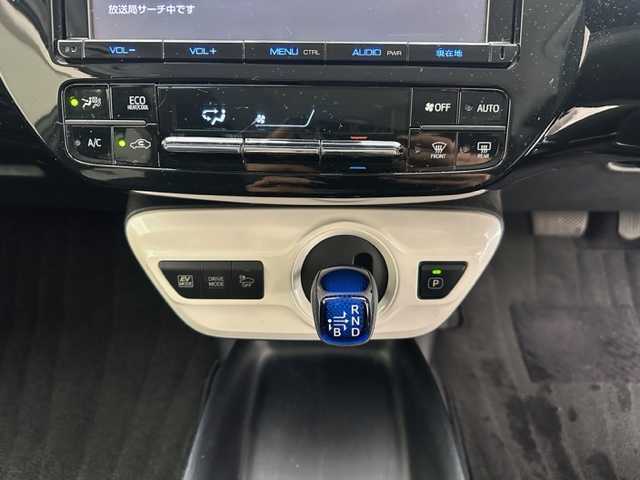 トヨタ プリウス Sセーフティプラス 兵庫県 2016(平28)年 5.6万km ホワイトパールクリスタルシャイン 純正SDナビ(CD/DVD/Bluetooth/フルセグ)/バックカメラ/前後ドライブレコーダー/追従型クルーズコントロール/前後コーナーセンサー/LEDヘッドライト/オートライト/オートマチックハイビーム/ETC2.0/純正フロアマット/ドアバイザー/レーンキープアシスト/スマートキー