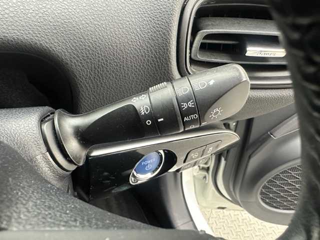 トヨタ プリウス Sセーフティプラス 兵庫県 2016(平28)年 5.6万km ホワイトパールクリスタルシャイン 純正SDナビ(CD/DVD/Bluetooth/フルセグ)/バックカメラ/前後ドライブレコーダー/追従型クルーズコントロール/前後コーナーセンサー/LEDヘッドライト/オートライト/オートマチックハイビーム/ETC2.0/純正フロアマット/ドアバイザー/レーンキープアシスト/スマートキー