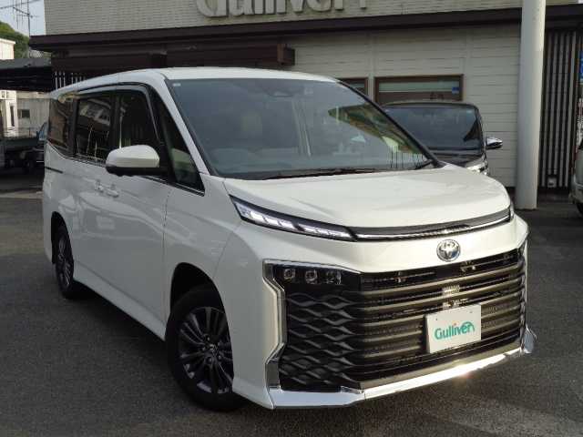 トヨタ ヴォクシー ハイブリッド S－Z 鹿児島県 2025(令7)年 0.5万km ホワイトパールクリスタルシャイン 実質ワンオーナー(自社名変)/ディスプレイオーディオプラス10.5インチ/ブルートゥース、フルセグTV、メモリーナビ/パノラミックビューモニター、DVD、CD/カラーヘッドアップディスプレイ/ハンズフリー両側パワースライドドア/ステアヒーター、シートヒーター(1、2列目)/デジタルインナーミラー/オートハイビーム/ビルトインETC2.0/コムテック前後ドラレコ(ZDR-015)/クラッツィオシートカバー/トヨタチームメイト/ドライビングサポートパッケージ/ブラインドスポットモニター/快適利便パッケージHIGH/寒冷地仕様/スマートキー2個あり/取説、マルチメディア取説あり/保証書あり/ウインチェWU400(車椅子ウィンチ収納装置)/電動車椅子等、重いタイプでも積載できます。/NISSINウィンチェア取扱説明書あり