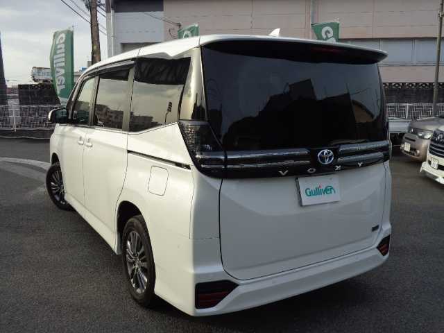トヨタ ヴォクシー ハイブリッド S－Z 鹿児島県 2025(令7)年 0.5万km ホワイトパールクリスタルシャイン 実質ワンオーナー(自社名変)/ディスプレイオーディオプラス10.5インチ/ブルートゥース、フルセグTV、メモリーナビ/パノラミックビューモニター、DVD、CD/カラーヘッドアップディスプレイ/ハンズフリー両側パワースライドドア/ステアヒーター、シートヒーター(1、2列目)/デジタルインナーミラー/オートハイビーム/ビルトインETC2.0/コムテック前後ドラレコ(ZDR-015)/クラッツィオシートカバー/トヨタチームメイト/ドライビングサポートパッケージ/ブラインドスポットモニター/快適利便パッケージHIGH/寒冷地仕様/スマートキー2個あり/取説、マルチメディア取説あり/保証書あり/ウインチェWU400(車椅子ウィンチ収納装置)/電動車椅子等、重いタイプでも積載できます。/NISSINウィンチェア取扱説明書あり