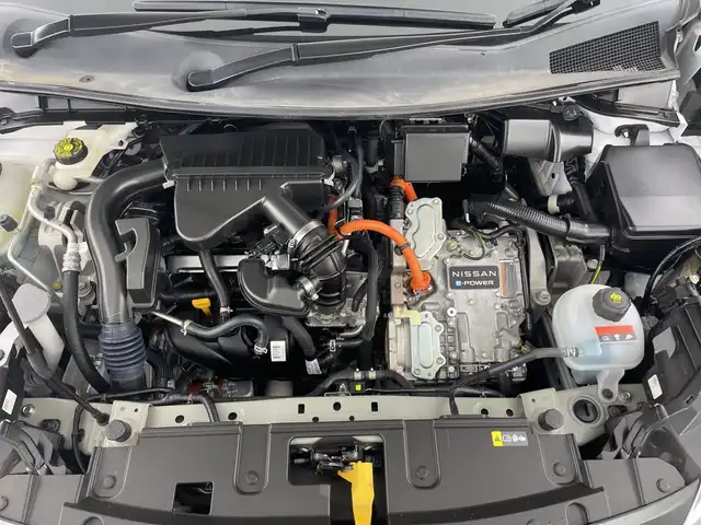 日産 オーラ G レザーエディション 愛知県 2023(令5)年 3.7万km ピュアホワイトパール 9型メーカーOPナビ（AM/FM/フルセグ/BT/AppleCarPay）/BOSEパーソナルプラスサウンドシステム/プロパイロット/インテリジェントルームミラー/置くだけ充電/全方位カメラ/純正17インチアルミホイール/LEDヘッドライト/運転支援/・エマージェンシーブレーキ/・車線逸脱警報/・後側方車両検知警報/・速度標識表示/・ルート減速支援/・ハンドル支援/・ソナー/・後退時車両検知警報/・ふらつき警報/・トレースコントロール/ハーフレザーシート/AUTOHOLD/ビルトイン2.0ETC/純正フロアマット/電動格納ミラー/フロントフォグ/オートハイビーム/オートライト/前後コーナーセンサー/ドアバイザー