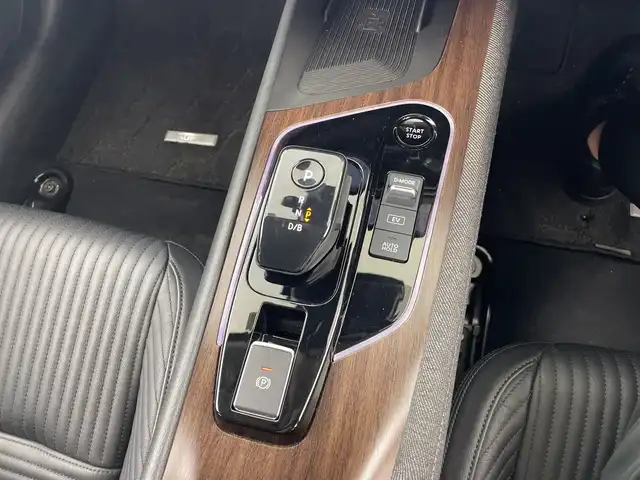 日産 オーラ G レザーエディション 愛知県 2023(令5)年 3.7万km ピュアホワイトパール 9型メーカーOPナビ（AM/FM/フルセグ/BT/AppleCarPay）/BOSEパーソナルプラスサウンドシステム/プロパイロット/インテリジェントルームミラー/置くだけ充電/全方位カメラ/純正17インチアルミホイール/LEDヘッドライト/運転支援/・エマージェンシーブレーキ/・車線逸脱警報/・後側方車両検知警報/・速度標識表示/・ルート減速支援/・ハンドル支援/・ソナー/・後退時車両検知警報/・ふらつき警報/・トレースコントロール/ハーフレザーシート/AUTOHOLD/ビルトイン2.0ETC/純正フロアマット/電動格納ミラー/フロントフォグ/オートハイビーム/オートライト/前後コーナーセンサー/ドアバイザー