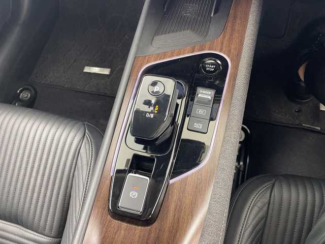 日産 オーラ G レザーエディション 愛知県 2023(令5)年 3.7万km ピュアホワイトパール 9型メーカーOPナビ（AM/FM/フルセグ/BT/AppleCarPay）/BOSEパーソナルプラスサウンドシステム/プロパイロット/インテリジェントルームミラー/置くだけ充電/全方位カメラ/純正17インチアルミホイール/LEDヘッドライト/運転支援/・エマージェンシーブレーキ/・車線逸脱警報/・後側方車両検知警報/・速度標識表示/・ルート減速支援/・ハンドル支援/・ソナー/・後退時車両検知警報/・ふらつき警報/・トレースコントロール/ハーフレザーシート/AUTOHOLD/ビルトイン2.0ETC/純正フロアマット/電動格納ミラー/フロントフォグ/オートハイビーム/オートライト/前後コーナーセンサー/ドアバイザー