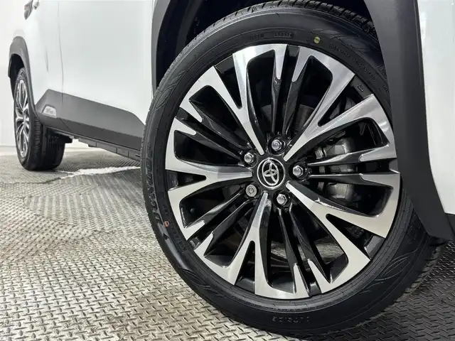 トヨタ ヤリスクロス ハイブリッド Z 大阪府 2023(令5)年 0.5万km プラチナホワイトパールマイカ 純正ナビ 360カメラ ETC ハーフレザー パワーシート/ヒーター ハンドルヒーター 衝突軽減 レーダーC BSM クリアランスソナー トヨタセーフティセンス 前後ドラレコ