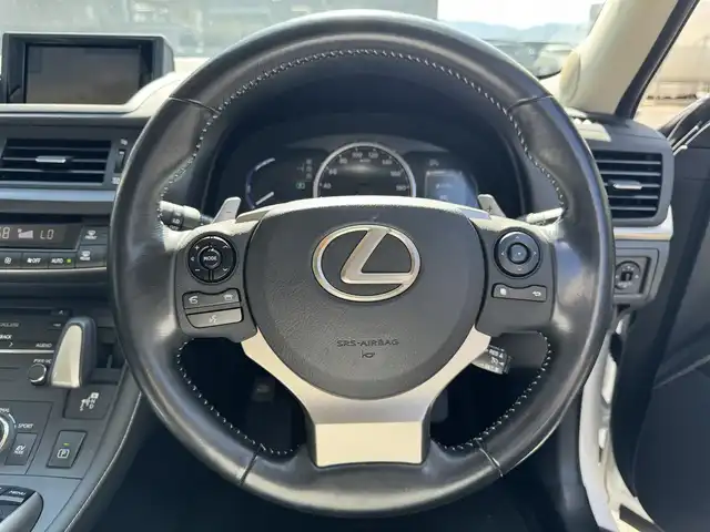 レクサス ＣＴ 200h バージョンL 滋賀県 2015(平27)年 4.6万km ソニッククォーツ 純正ナビ/(CD/DVD/ブルーレイ/Bluetooth/フルセグ)/バックカメラ/LEDヘッドライト/前後コーナーセンサー/ドライブレコーダー/クルーズコントロール/レザーシート/パワーシート(D/N)/シートヒーター(D/N)/純正17インチAW/ビルトインETC/プッシュスタート/スマートキー