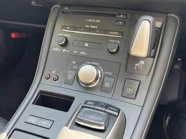 レクサス ＣＴ 200h バージョンL 滋賀県 2015(平27)年 4.6万km ソニッククォーツ 純正ナビ/(CD/DVD/ブルーレイ/Bluetooth/フルセグ)/バックカメラ/LEDヘッドライト/前後コーナーセンサー/ドライブレコーダー/クルーズコントロール/レザーシート/パワーシート(D/N)/シートヒーター(D/N)/純正17インチAW/ビルトインETC/プッシュスタート/スマートキー