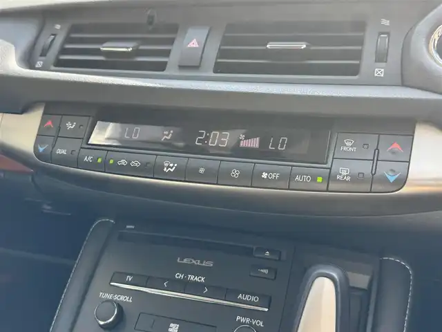 レクサス ＣＴ 200h バージョンL 滋賀県 2015(平27)年 4.6万km ソニッククォーツ 純正ナビ/(CD/DVD/ブルーレイ/Bluetooth/フルセグ)/バックカメラ/LEDヘッドライト/前後コーナーセンサー/ドライブレコーダー/クルーズコントロール/レザーシート/パワーシート(D/N)/シートヒーター(D/N)/純正17インチAW/ビルトインETC/プッシュスタート/スマートキー