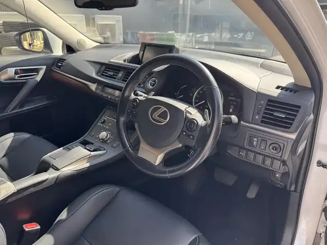 レクサス ＣＴ 200h バージョンL 滋賀県 2015(平27)年 4.6万km ソニッククォーツ 純正ナビ/(CD/DVD/ブルーレイ/Bluetooth/フルセグ)/バックカメラ/LEDヘッドライト/前後コーナーセンサー/ドライブレコーダー/クルーズコントロール/レザーシート/パワーシート(D/N)/シートヒーター(D/N)/純正17インチAW/ビルトインETC/プッシュスタート/スマートキー