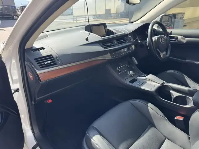 レクサス ＣＴ 200h バージョンL 滋賀県 2015(平27)年 4.6万km ソニッククォーツ 純正ナビ/(CD/DVD/ブルーレイ/Bluetooth/フルセグ)/バックカメラ/LEDヘッドライト/前後コーナーセンサー/ドライブレコーダー/クルーズコントロール/レザーシート/パワーシート(D/N)/シートヒーター(D/N)/純正17インチAW/ビルトインETC/プッシュスタート/スマートキー