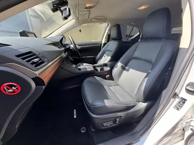 レクサス ＣＴ 200h バージョンL 滋賀県 2015(平27)年 4.6万km ソニッククォーツ 純正ナビ/(CD/DVD/ブルーレイ/Bluetooth/フルセグ)/バックカメラ/LEDヘッドライト/前後コーナーセンサー/ドライブレコーダー/クルーズコントロール/レザーシート/パワーシート(D/N)/シートヒーター(D/N)/純正17インチAW/ビルトインETC/プッシュスタート/スマートキー
