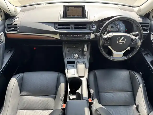 レクサス ＣＴ 200h バージョンL 滋賀県 2015(平27)年 4.6万km ソニッククォーツ 純正ナビ/(CD/DVD/ブルーレイ/Bluetooth/フルセグ)/バックカメラ/LEDヘッドライト/前後コーナーセンサー/ドライブレコーダー/クルーズコントロール/レザーシート/パワーシート(D/N)/シートヒーター(D/N)/純正17インチAW/ビルトインETC/プッシュスタート/スマートキー
