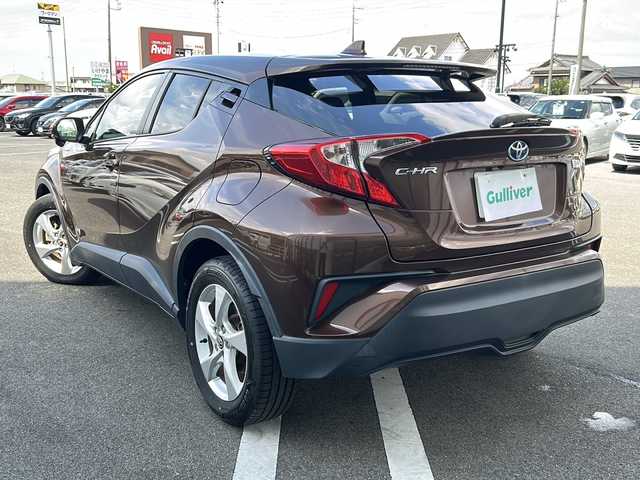 トヨタ Ｃ－ＨＲ S 岐阜県 2016(平28)年 9.4万km ダークブラウンマイカメタリック 登録時走行距離93963km/純正１０インチナビ/フルセグＴＶ/バックカメラ/レーンキープアシスト/純正17インチアルミホイール/クルーズコントロール/前方ドライブレコーダー/プッシュスタート/スマートキー/スペアキー/純正フロアマット/衝突被害軽減システム/Bluetooth接続/禁煙車/LEDヘッドライト/CDチェンジャー/コーナーセンサー
