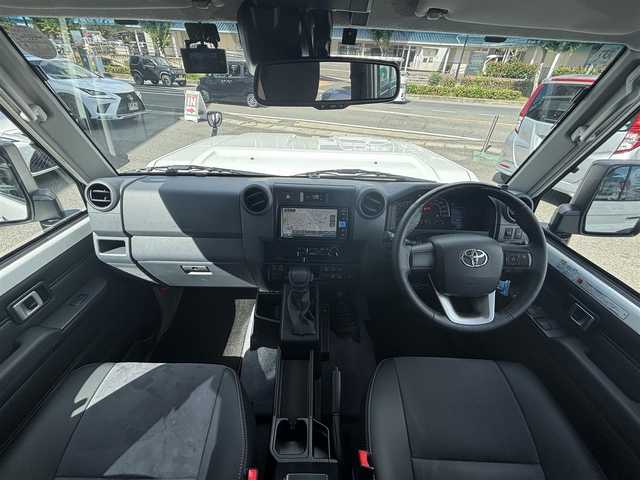 トヨタ ランドクルーザー AX 栃木県 2024(令6)年 0.1万km スーパーホワイトⅡ  ワンオーナー/ 4WD/ ディーゼルターボ/ 電動デフロック(フロント/リヤ)/ セーフティセンス/ ヒルスタート/ダウンヒルアシストコントロール/ 合皮/ファブリックコンビシート/ ウッドコンビステアリング/ 純正7インチSDナビ/・　バックカメラ/・　フルセグ/CD/DVD/BTオーディオ/ 前後ドライブレコーダー/  ETC/ 充電用Cタイプソケット２個/ USB/ クルーズコントロール/ 背面タイヤハーフカバー/ LEDヘッドライト/ LEDフォグ/ サイドステップ/ 純正フロアマット/ ISOFIX/ スペアキー/ 新車時保証書/ 車両取説