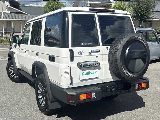 トヨタ ランドクルーザー AX 栃木県 2024(令6)年 0.1万km スーパーホワイトⅡ  ワンオーナー/ 4WD/ ディーゼルターボ/ 電動デフロック(フロント/リヤ)/ セーフティセンス/ ヒルスタート/ダウンヒルアシストコントロール/ 合皮/ファブリックコンビシート/ ウッドコンビステアリング/ 純正7インチSDナビ/・　バックカメラ/・　フルセグ/CD/DVD/BTオーディオ/ 前後ドライブレコーダー/  ETC/ 充電用Cタイプソケット２個/ USB/ クルーズコントロール/ 背面タイヤハーフカバー/ LEDヘッドライト/ LEDフォグ/ サイドステップ/ 純正フロアマット/ ISOFIX/ スペアキー/ 新車時保証書/ 車両取説