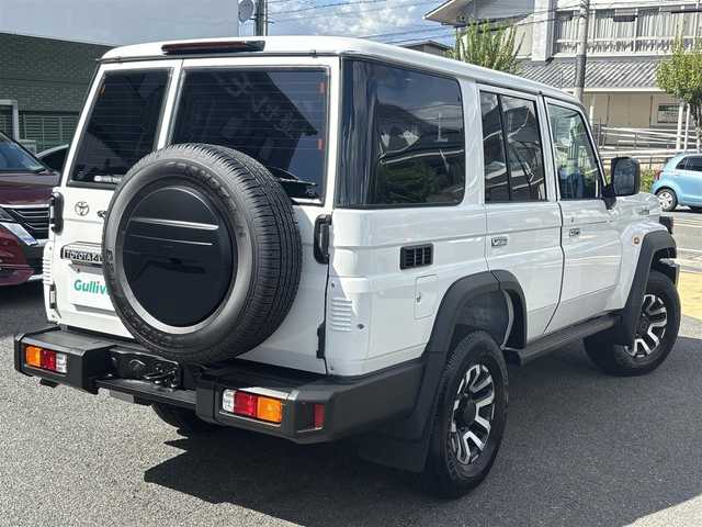 トヨタ ランドクルーザー AX 栃木県 2024(令6)年 0.1万km スーパーホワイトⅡ  ワンオーナー/ 4WD/ ディーゼルターボ/ 電動デフロック(フロント/リヤ)/ セーフティセンス/ ヒルスタート/ダウンヒルアシストコントロール/ 合皮/ファブリックコンビシート/ ウッドコンビステアリング/ 純正7インチSDナビ/・　バックカメラ/・　フルセグ/CD/DVD/BTオーディオ/ 前後ドライブレコーダー/  ETC/ 充電用Cタイプソケット２個/ USB/ クルーズコントロール/ 背面タイヤハーフカバー/ LEDヘッドライト/ LEDフォグ/ サイドステップ/ 純正フロアマット/ ISOFIX/ スペアキー/ 新車時保証書/ 車両取説